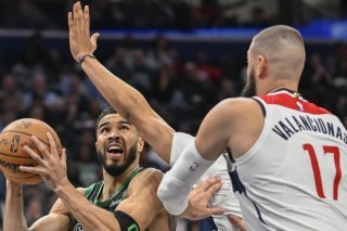 Kyshawn George (le bras en l'air) a dû défendre sur la star Jayson Tatum (à gauche) lors de ses débuts en NBA. KEYSTONE/AP/John McDonnell
